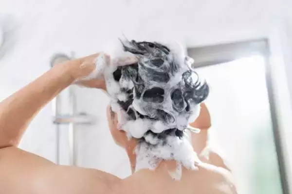 「40代からの白髪が「汚く見える人」と「武器になる人」の決定的な違い。清潔感と渋さを手に入れる“3つの選択”」の画像