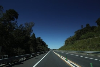 「車を降りて運転席の窓をドンドン」“あおり運転”の男が態度を一変、弱々しい声で謝罪するまで