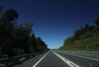 「車を降りて運転席の窓をドンドン」“あおり運転”の男が態度を一変、弱々しい声で謝罪するまで