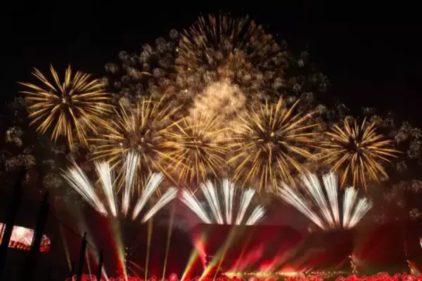 「King ＆ Princeが2025年も花火を打ち上げた！1万3000発の花火とキンプリ名曲の数々に酔いしれるティアラたち」の画像