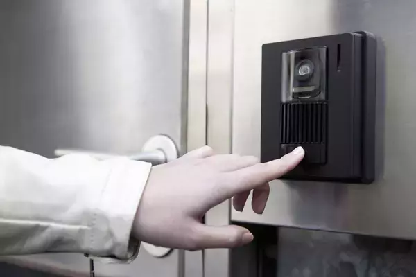 「「監視カメラを確認したい」向かいの夫婦に言われ、背筋が凍ったワケ。映っていたのは“プライバシー侵害”の証拠だった」の画像