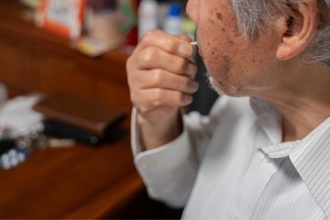 「グラスを壁に叩きつけ粉々に…」居酒屋で大暴走する高齢男性。被害届を出され「土下座謝罪」するも、あえなく出禁になるまで
