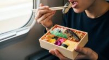 新幹線で弁当の“飛び散った汁”を放置する男性を「見て見ぬふりはできない」汚れた床を自分で拭かせるまで