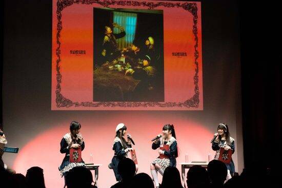 Adoプロデュースの4人組が“血まみれ衣装”で魅せる！