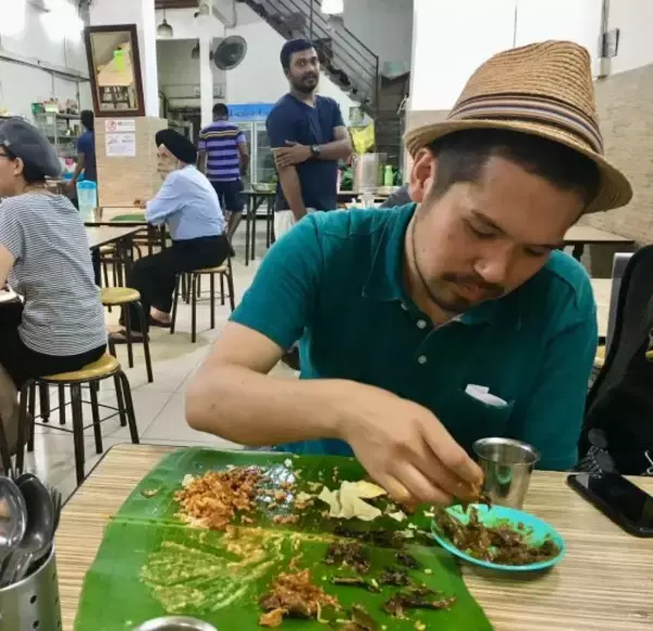 「“4000日以上”毎日カレーを食べ続ける人物を直撃。「体調や体重」以外で現れた“変化”――仰天ニュース特報」の画像