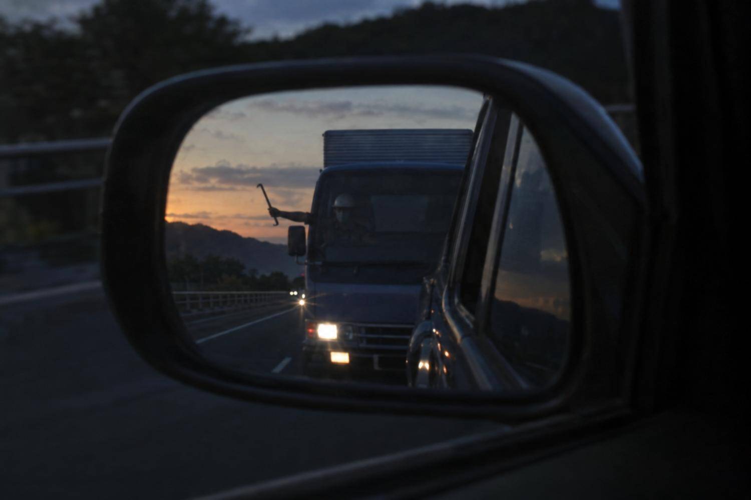 “あおり運転”してきたトラックの暴挙「叫びながら、窓からバールを出してきて…」パトカーに助けを求めた結果／高速道路の速度違反、1年でどれくらい取り締まられているのか調べてみた
