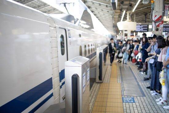 満員の新幹線で子供が「座りたい～！」迷惑家族に困惑…周囲の乗客が内心“スカッ”としたおばあさんの行動――年末年始ベスト