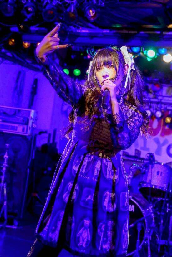 「堕ろさずに育ててやった」感謝を強要する虐待父に育てられた女性が、ステージに立ち続けるワケ「当時はただ耐えるしかなかった」