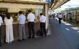 「一口も食べないまま電車へ…“駅そば店員”が遭遇した迷惑客。実は「冷やし＝早い」は誤解？／日本に駅はいくつある？ 正確に答えられない意外な理由」の画像1