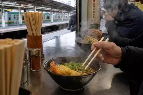 「一口も食べないまま電車へ…“駅そば店員”が遭遇した迷惑客。実は「冷やし＝早い」は誤解？／日本に駅はいくつある？ 正確に答えられない意外な理由」の画像