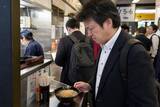 「一口も食べないまま電車へ…“駅そば店員”が遭遇した迷惑客。実は「冷やし＝早い」は誤解？／日本に駅はいくつある？ 正確に答えられない意外な理由」の画像2