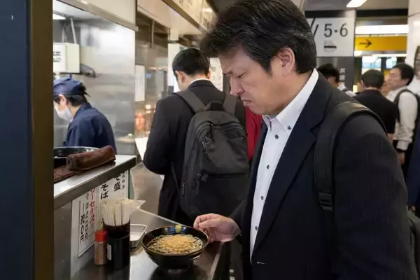「一口も食べないまま電車へ…“駅そば店員”が遭遇した迷惑客。実は「冷やし＝早い」は誤解？／日本に駅はいくつある？ 正確に答えられない意外な理由」の画像