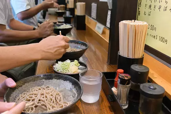 「一口も食べないまま電車へ…“駅そば店員”が遭遇した迷惑客。実は「冷やし＝早い」は誤解？／日本に駅はいくつある？ 正確に答えられない意外な理由」の画像