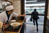 「一口も食べないまま電車へ…“駅そば店員”が遭遇した迷惑客。実は「冷やし＝早い」は誤解？／日本に駅はいくつある？ 正確に答えられない意外な理由」の画像4