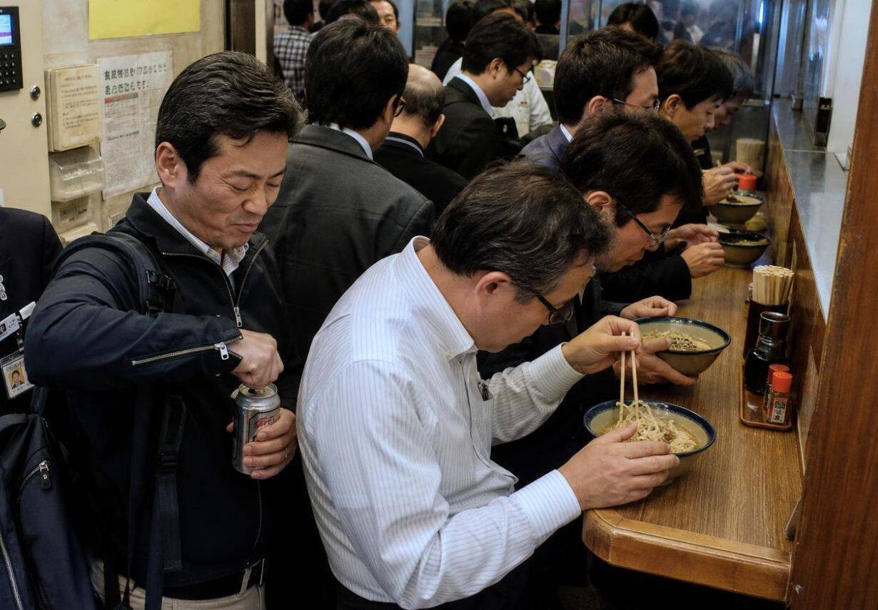 一口も食べないまま電車へ…“駅そば店員”が遭遇した迷惑客。実は「冷やし＝早い」は誤解？／日本に駅はいくつある？ 正確に答えられない意外な理由