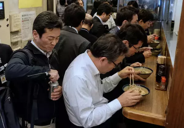 「一口も食べないまま電車へ…“駅そば店員”が遭遇した迷惑客。実は「冷やし＝早い」は誤解？／日本に駅はいくつある？ 正確に答えられない意外な理由」の画像