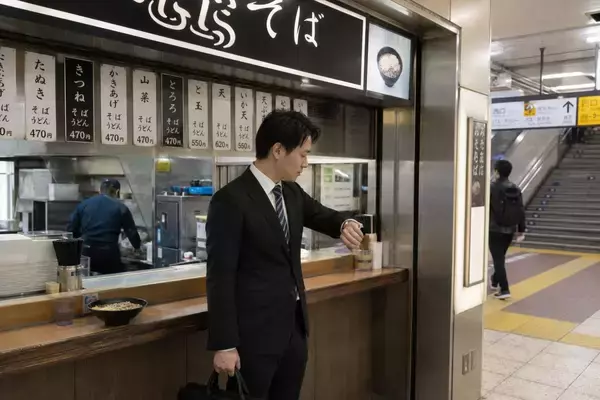 「一口も食べないまま電車へ…“駅そば店員”が遭遇した迷惑客。実は「冷やし＝早い」は誤解？／日本に駅はいくつある？ 正確に答えられない意外な理由」の画像