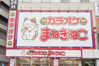 「中小のカラオケボックス」の苦境が続くなか「カラオケまねきねこ」が店舗数＆売上で他社を圧倒するワケ