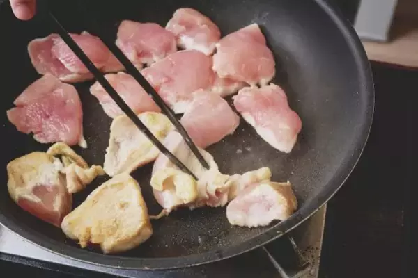 「「むね肉＝パサパサ」は卒業！料理研究家・リュウジが教える“究極の鶏むねレシピ”」の画像