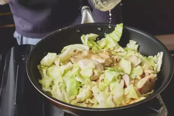 「「むね肉＝パサパサ」は卒業！料理研究家・リュウジが教える“究極の鶏むねレシピ”」の画像