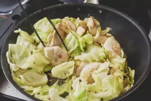 「「むね肉＝パサパサ」は卒業！料理研究家・リュウジが教える“究極の鶏むねレシピ”」の画像