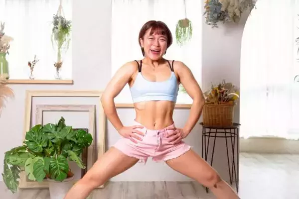 「国立大卒の才媛がなぜ女王様に？壮絶な環境を「笑顔で生き抜く」32歳筋肉女子の半生」の画像