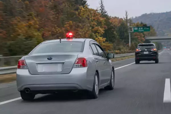 「制限速度で走る車」にイラついてあおり運転したら“覆面パトカー”だった…調子に乗った20代男性の末路／高速道路での交通違反は1年で何万件あるのか調べてみた