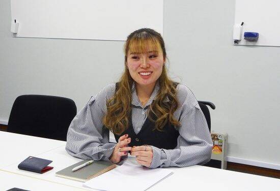 「イエスかハイか喜んで」男社会の“ガテン系”会社に入社した金髪娘…母と変えた“空気”「噂話やいじめは絶対に許さない」