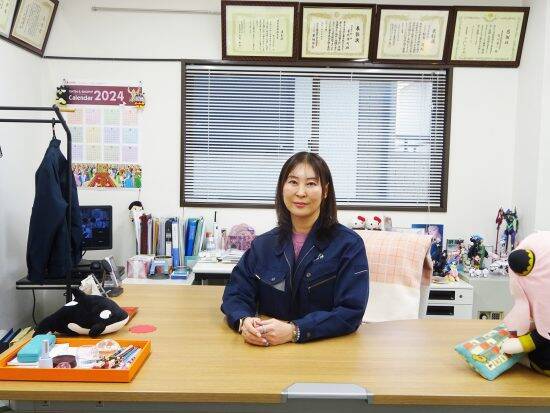 「イエスかハイか喜んで」男社会の“ガテン系”会社に入社した金髪娘…母と変えた“空気”「噂話やいじめは絶対に許さない」