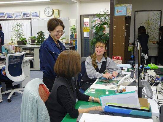 「イエスかハイか喜んで」男社会の“ガテン系”会社に入社した金髪娘…母と変えた“空気”「噂話やいじめは絶対に許さない」