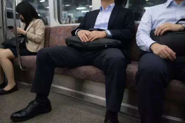 満員電車の座席に“大股開き”で座っていた男性が、突然「きっちりと足を閉じて」縮こまったワケ…車内迷惑アンケートでわかった本音も
