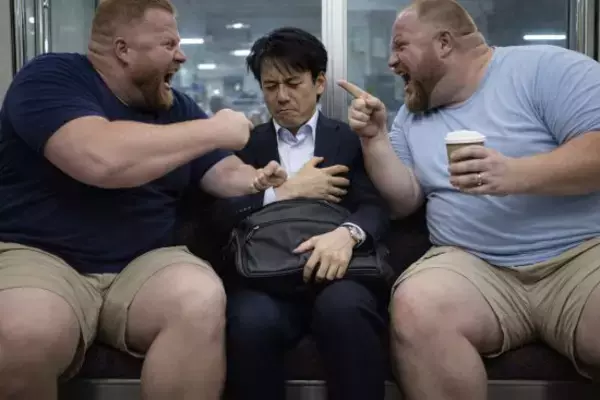 「満員電車の座席に“大股開き”で座っていた男性が、突然「きっちりと足を閉じて」縮こまったワケ…車内迷惑アンケートでわかった本音も」の画像