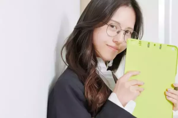 42歳のセクシー女優、中学生の娘に名前を検索され…「もともと、ちょっと変わった母親だとは思われていたみたい（笑）」――3連休ベスト