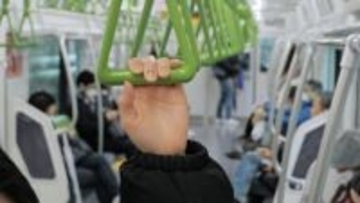 「私を撮ってる？」座席を奪われ、スマホを向けられて。電車内で遭遇した“理不尽な出来事”