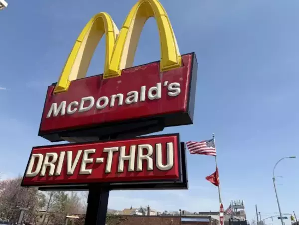 マックのセットが「安くて785円」。イラン戦争と物価不安で“せこく”なったアメリカの今