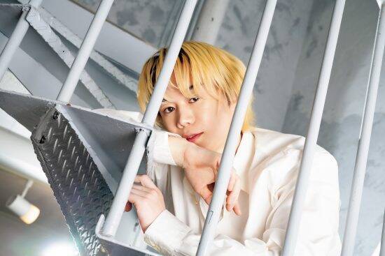 いま最も話題のアーティスト・SHIROSEが明かす意外な過去。実は有名曲を多数提供、ジュニア五輪出場の経験も…“布がほぼない”衣装は「本気でカッコいいと思ってる」