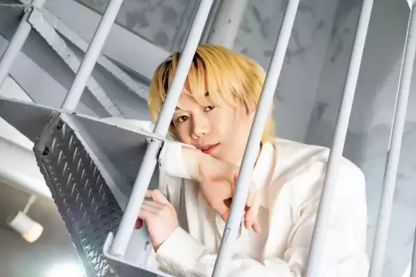 「いま最も話題のアーティスト・SHIROSEが明かす意外な過去。実は有名曲を多数提供、ジュニア五輪出場の経験も…“布がほぼない”衣装は「本気でカッコいいと思ってる」」の画像