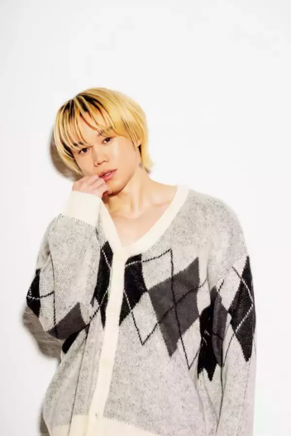 「いま最も話題のアーティスト・SHIROSEが明かす意外な過去。実は有名曲を多数提供、ジュニア五輪出場の経験も…“布がほぼない”衣装は「本気でカッコいいと思ってる」」の画像