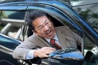 「車を降りて運転席の窓をドンドン」激昂する“あおり運転”の男を一瞬で黙らせた老紳士の機転