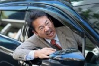 「車を降りて運転席の窓をドンドン」激昂する“あおり運転”の男を一瞬で黙らせた老紳士の機転