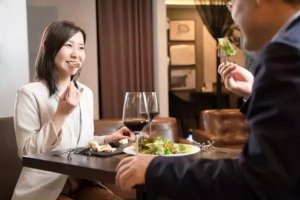 「“2回目のデート”に誘われる男性は絶対にやらない…女性が密かに見ている「5つのNG行動」」の画像