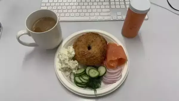 「「おにぎりが1000円」物価高のNYで暮らす人たちのリアル。チップは大盤振る舞い、残高を気にせずクレカ払いでも「なんとかなる」」の画像