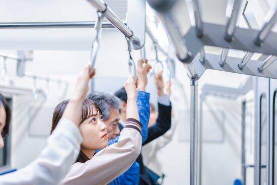 満員電車で顔に「フッ…フッ…」逃げ場のない吐息に襲われ続けた不快な通勤時間