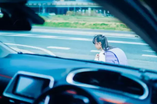 「近所で噂の“危ない車”…運転手の正体は母だった。住宅街であと数センチの事故、警察沙汰になった顛末」の画像