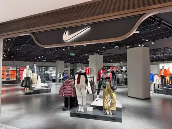 「「ダサい中年男性」しか着ていない“古臭いファッションアイテム”ワースト5」の画像