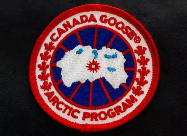 「「ダサい中年男性」しか着ていない“古臭いファッションアイテム”ワースト5」の画像