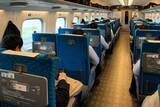 「新幹線の指定席を「渡り歩く」50代男性。疑念を抱いた乗客が車掌にチクった結果…／車掌はどうやって座席をチェックしている？“車内改札”が消えた新幹線の仕組みを調べてみた」の画像2