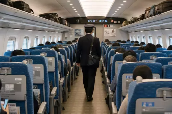 「新幹線の指定席を「渡り歩く」50代男性。疑念を抱いた乗客が車掌にチクった結果…／車掌はどうやって座席をチェックしている？“車内改札”が消えた新幹線の仕組みを調べてみた」の画像