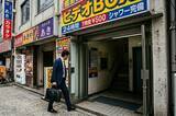 「平日の昼間に「ビデオBOX」に吸い込まれるサラリーマンの正体。“ただのサボり”ではない切実な理由も」の画像1