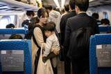 「新幹線の帰省ラッシュは“地獄”。泣き出す子供、指定席なのに「譲っていただけませんか？」に困惑／実は「お子さま連れ車両」が90本走っている」の画像1